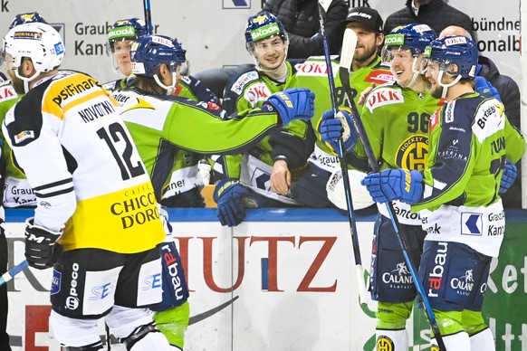 Davos&#039; Chris Egli, zweiter von rechts, bejubelt sein 0-3 beim Eishockey-Qualifikationsspiel der National League zwischen dem HC Davos und dem HC Ambri-Piotta, am Montag, 28. Dezember 2020, im Eis ...