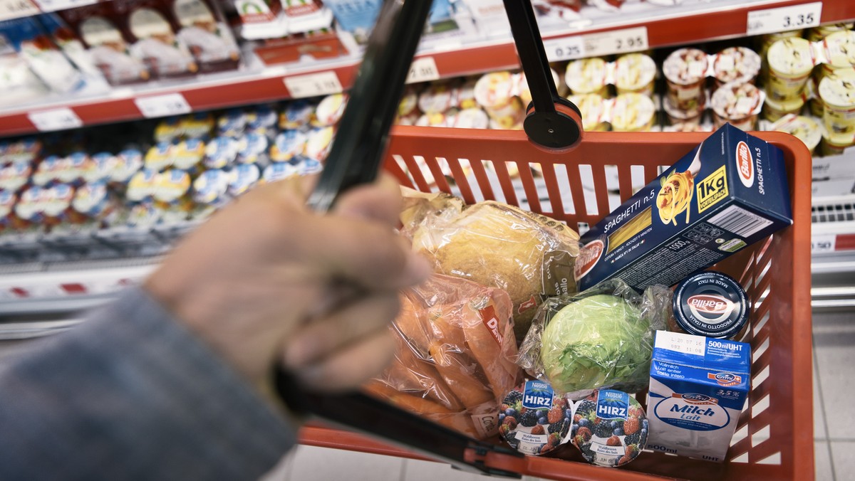 ARCHIVBILD ZU CS-STUDIE ZUM SCHWEIZER DETAILHANDEL -- A shopping basket with groceries at the branch of retailer Denner in Rueschlikon, Switzerland, on May 10, 2016. (KEYSTONE/Christian Beutler)

Ei ...