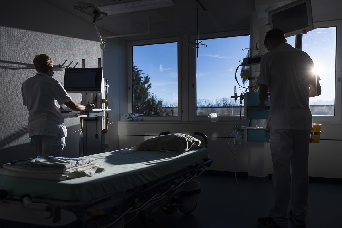 Deux infirmiers preparent une salle pour un patient dans le Service des Urgences de l'HFR Fribourg-Hopital cantonal apres des travaux de renovation le vendredi 3 decembre 2021 a Fribourg. (KEYSTO ...