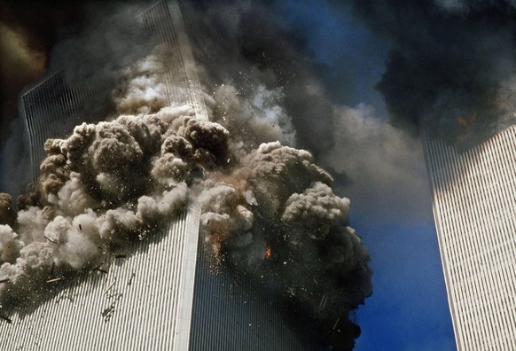 IMAGO / ZUMA Wire

20 Jahre Anschläge vom 11. September: World Trade Center September 11, 2001 - New York, New York, U.S. - The south tower of the World Trade Center, left, begins to collapse in New Y ...