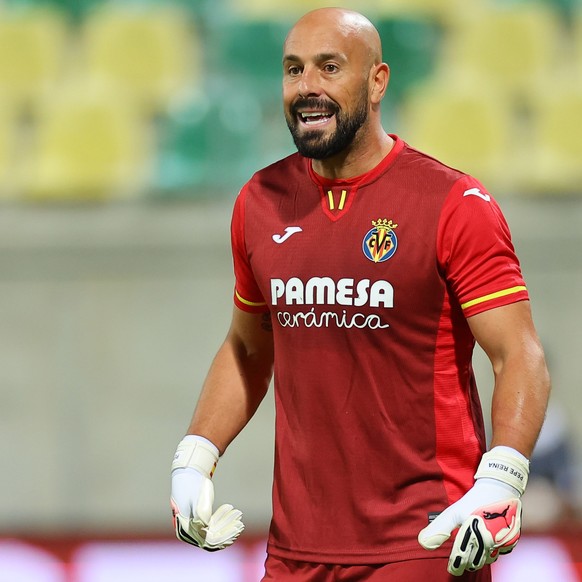 epa10966999 Villarreal goalkeeper Pepe Reina during the UEFA Europa League Group F match between Maccabi Haifa and Villarreal in Larnaca, Cyprus, 09 November 2023. EPA/STR