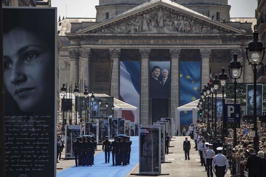 epa06854386 French Republican guard carry the flag-draped coffins of French politician and Holocaust survivor Simone Veil and her husband during a ceremony at the Pantheon where they will be laid to r ...