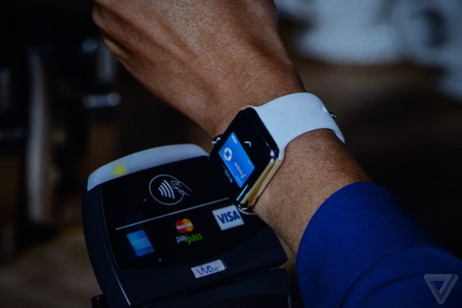 Auch mit der Apple Watch kann man künftig an der Ladenkasse bargeldlos bezahlen – vorerst nur in den USA.&nbsp;