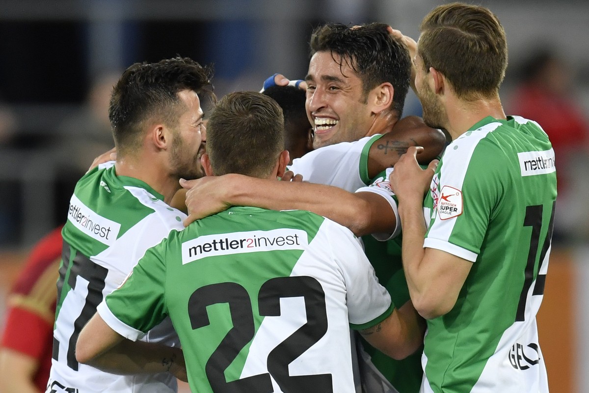 Die St. Galler um 1-0 Torscheutze Karim Haggui, Mitte, bejubeln dessen Tor, im Fussball Super League Spiel zwischen dem FC St. Gallen und dem FC Vaduz, am Samstag, 13. Mai 2017, im Kybunpark in St. Ga ...
