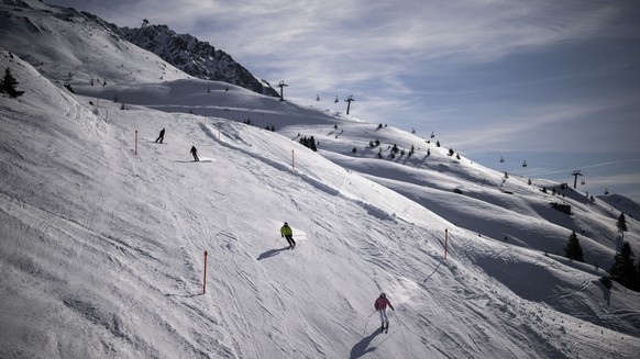 Menschen geniessen den Tag auf der Piste im Skigebiet Arosa Lenzerheide, am Montag, 5. Februar 2024, in Parpan. (KEYSTONE/Gian Ehrenzeller)