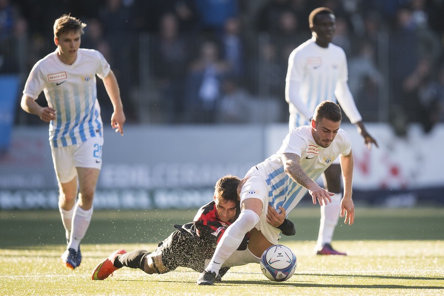 Le milieu neuchatelois Matheus Leoni, gauche, lutte pour le ballon avec le joueur zuerichois Marco Schoenbaechler, droite, lors de la rencontre de football de Challenge League entre le Neuchatel Xamax ...