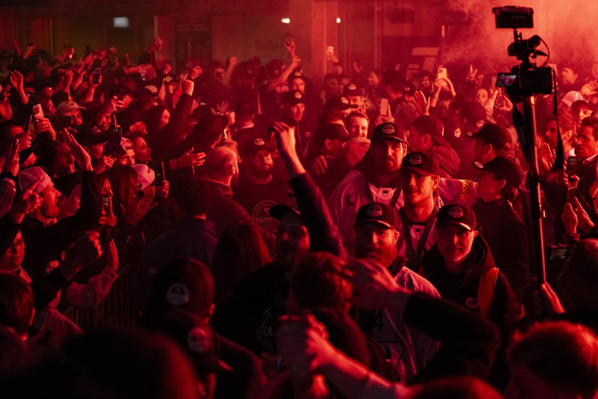 Les joueurs fribourgeois avec le gardien Reto Berra celebrent leur premier titre de l'histoire du club avec leurs supporters, apres leur victoire (3-2 a. p. ) contre le HC Davos, a l'issue d ...