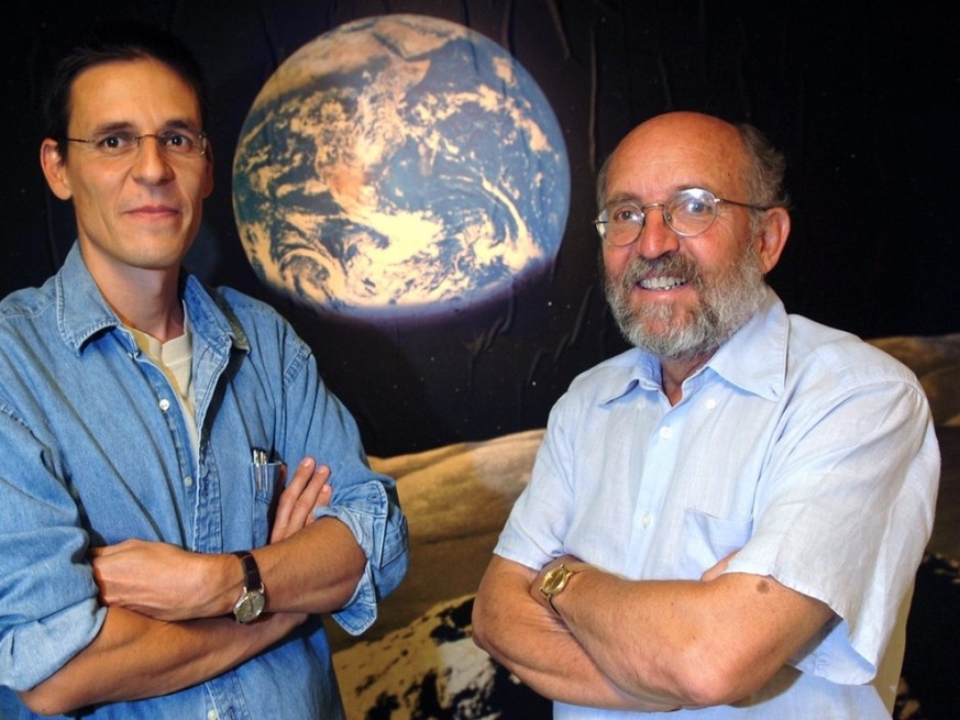 Didier Queloz und Michel Mayor entdeckten 1995 den ersten Exoplaneten bei einem sonnenähnlichen Stern. Seither wurden über 4000 Planeten bei fernen Sternen nachgewiesen. Die Exoplanetenforschung zeigt ...