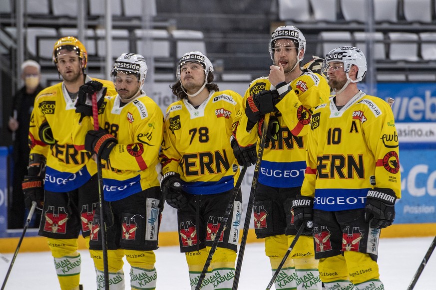 Die Berner Spieler nach der Niederlage beim Spiel 1 des Playoff 1/4 Finalspiel der Eishockey Meisterschaftsspiel der National League zwischen dem EV Zug und dem SC Bern vom Dienstag, 13. April 2021 in ...