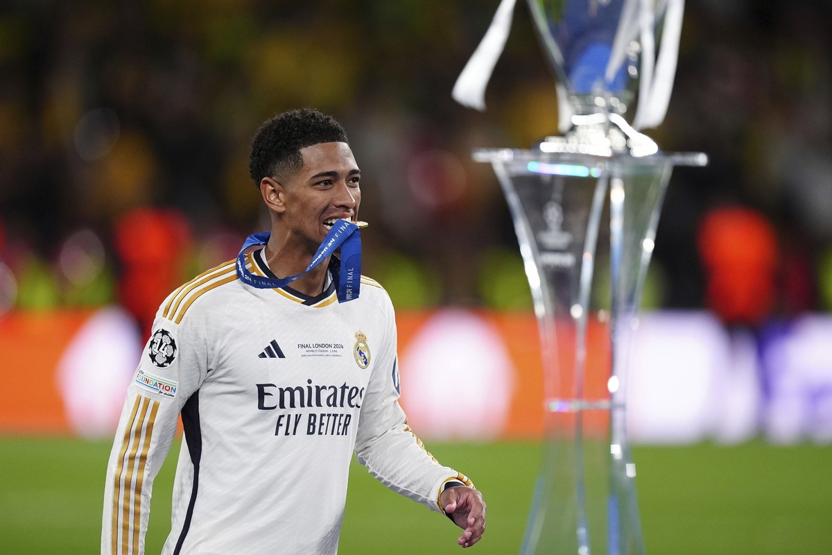 Real Madrid's Jude Bellingham bites his winners medal after winning the Champions League final soccer match between Borussia Dortmund and Real Madrid at Wembley stadium in London, Saturday, June ...
