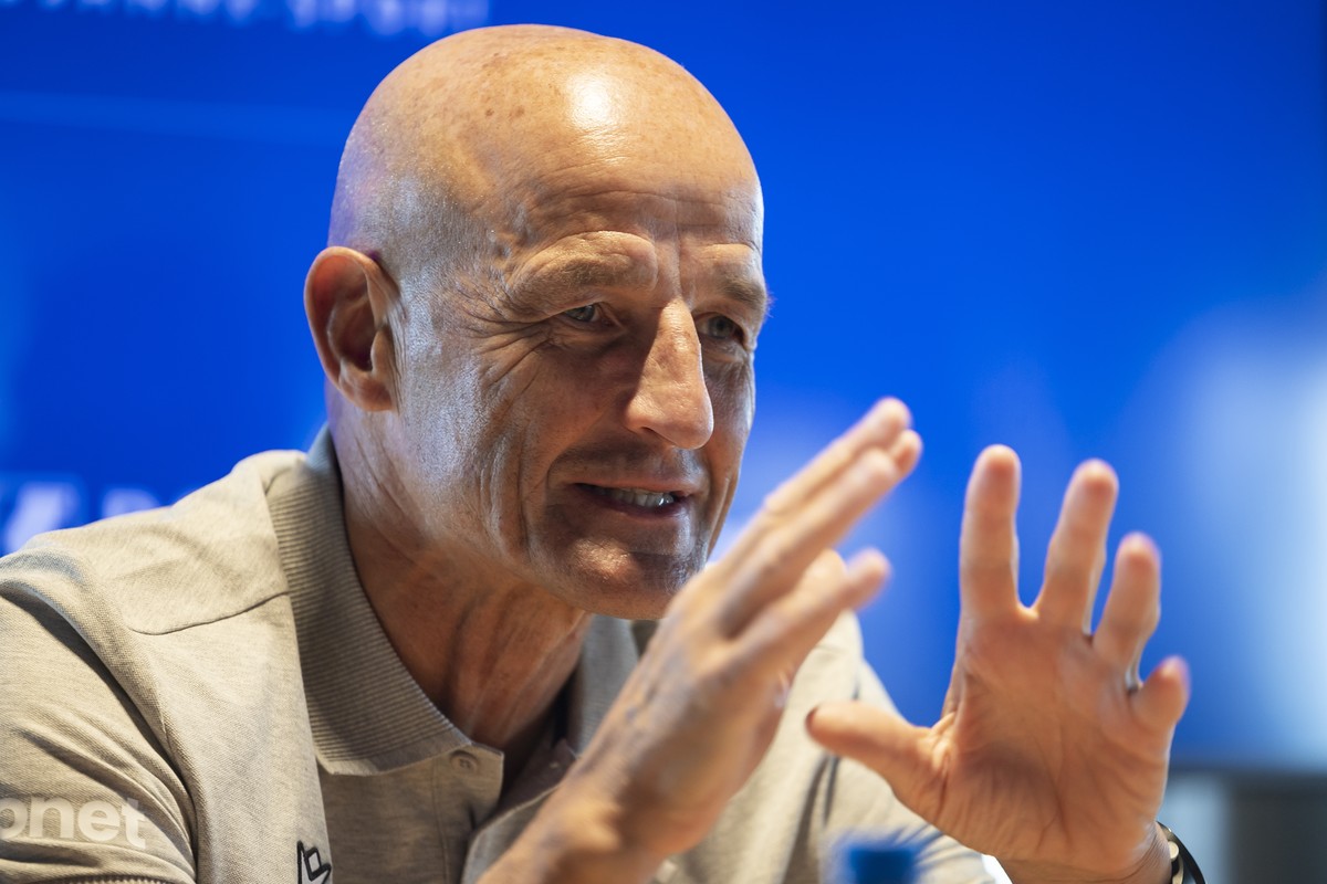Peter Zeidler, nouvel entraineur du FC Lausanne-Sport (LS), parle lors de la conference de presse de presentation du nouvel entraineur du FC Lausanne-Sport ce lundi, 23 juin 2025 a Lausanne. (KEYSTONE ...