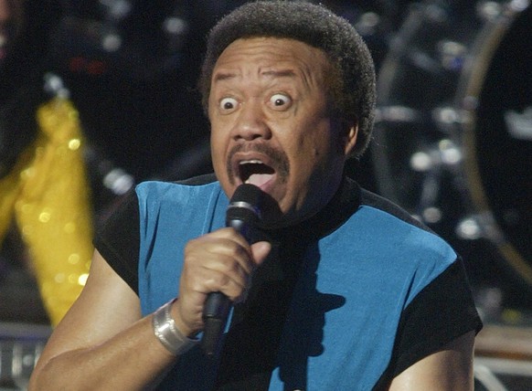 Maurice White, lead vocalist for the group &quot;Earth, Wind &amp; Fire,&quot; performs with the group during a taping of the TNT television special in Los Angeles, in this file photo taken February 1 ...