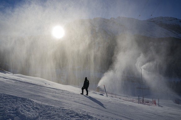 Mit Schneekanonen und Schneebeschneiungsanlagen wird die anfaenger Skipiste auf der Klostermatte in Engelberg kuenstlich beschneit, am Mittwoch, 7. Januar 2026 in Engelberg. Fuer den kommenden Donners ...