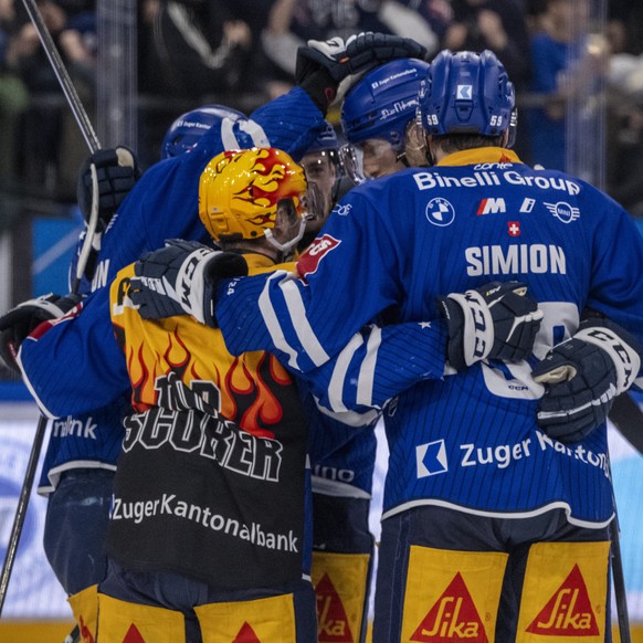Die Zuger feiern das Tor zum 1:0 beim Eishockey Playoff 1/4 Final, Spiel 7 der National League zwischen dem EV Zug und dem SC Bern am Samstag, 30. Maerz 2024 in Zug. (KEYSTONE/Urs Flueeler).