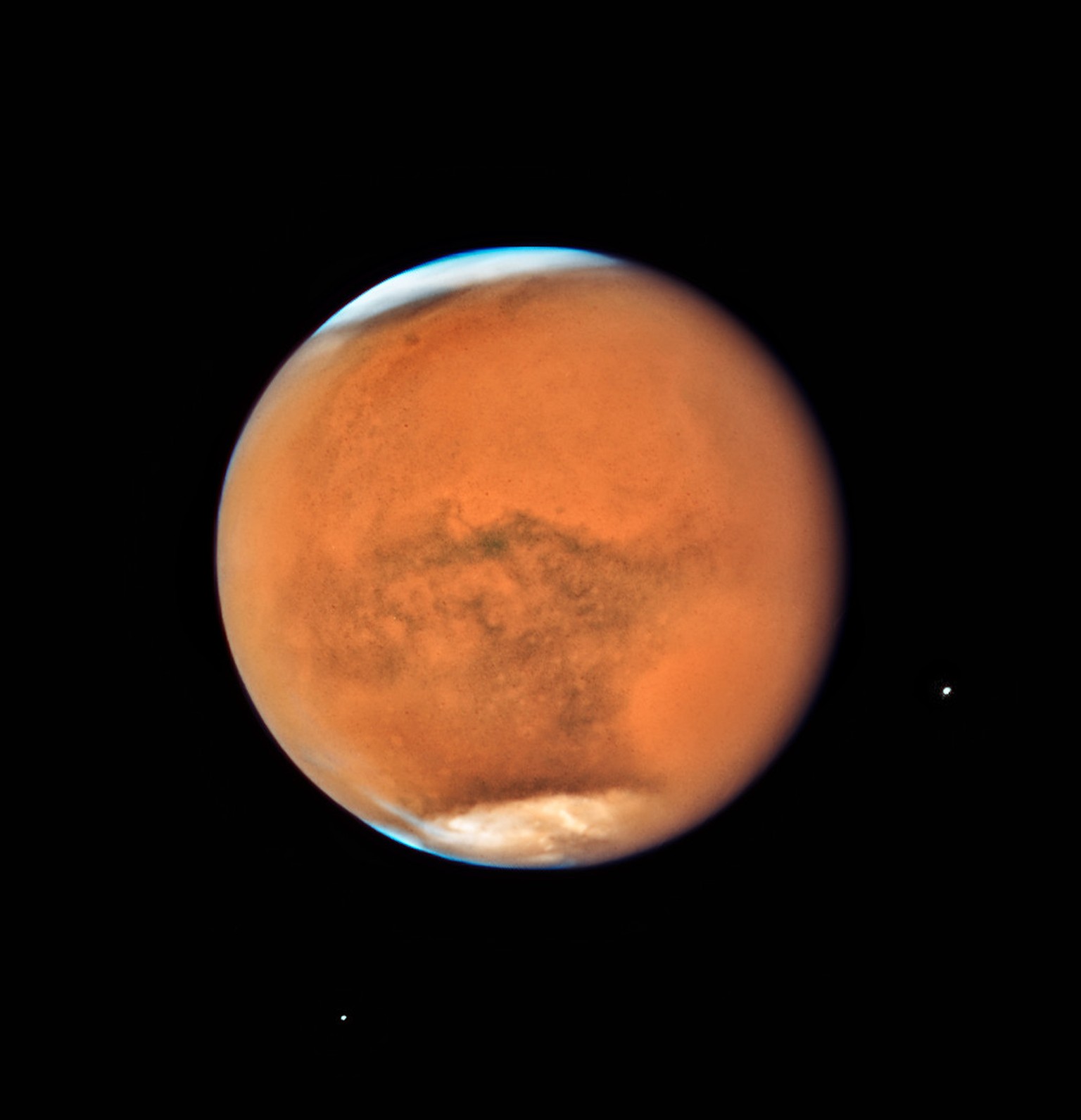 Am 27. Juli 2018 – <a href="https://www.watson.ch/wissen/astronomie/995484141-darum-ist-das-die-laengste-mondfinsternis-die-du-in-deinem-leben-sehen-wirst" target="_blank">fast zeitgleich zur Mondfinsternis</a> – befand sich der ohnehin sehr erdnahe Mars in Opposition zur Sonne, das heisst, die Erde stand zwischen dem Mars und der Sonne. Um den Zeitpunkt der Opposition herum herrschen die besten Bedingungen für die Beobachtung des Roten Planeten – der jetzt noch stets weitgehend vom Sandsturm eingehüllt ist, wie auf dieser Aufnahme.