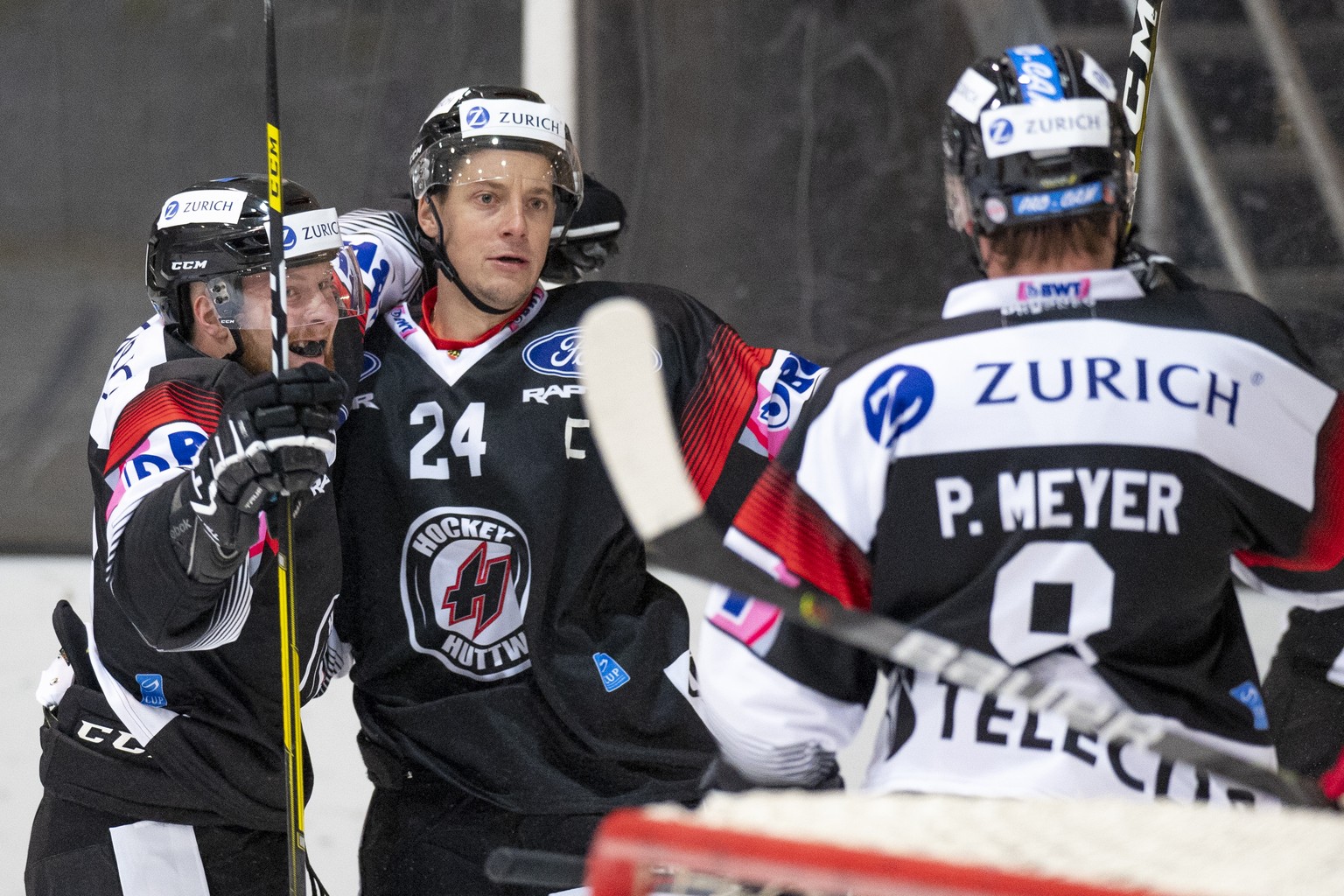 Huttwils, Yannick Lerch, Sven Naegeli Patrick Meyer, von links, jubeln, beim Swiss Ice Hockey Cup 1/16 Final, zwischen den Hockey Huttwil und den SCL Tigers, am Sonntag 4. Oktober 2020 im Campus Persp ...