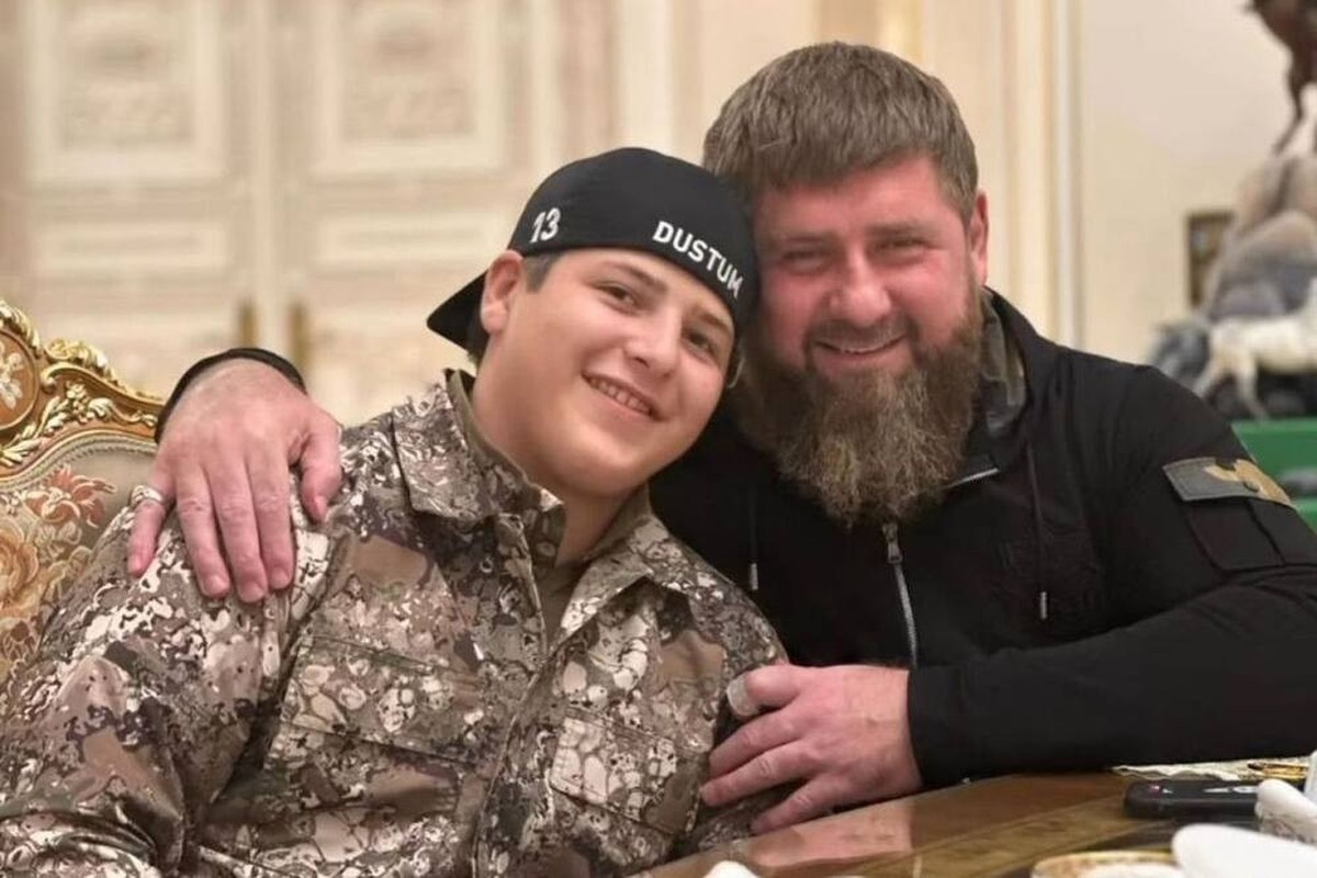 Adam Kadyrow mit seinem Vater.