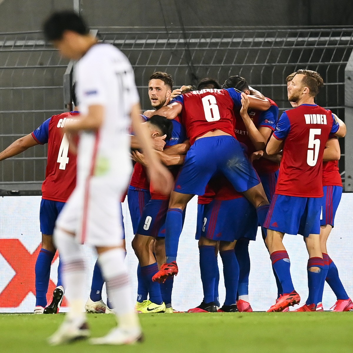 epa08588595 Basel players celebrate their 1-0 lead during the UEFA Europa League round of 16, second leg soccer match between FC Basel 1893 and Eintracht Frankfurt at the St. Jakob-Park stadium in Bas ...