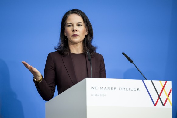 epa11361098 German Foreign Minister Annalena Baerbock gestures as she speaks during a press conference following a a meeting of the Weimar Triangle with her Polish and French counterparts, in Weimar,  ...