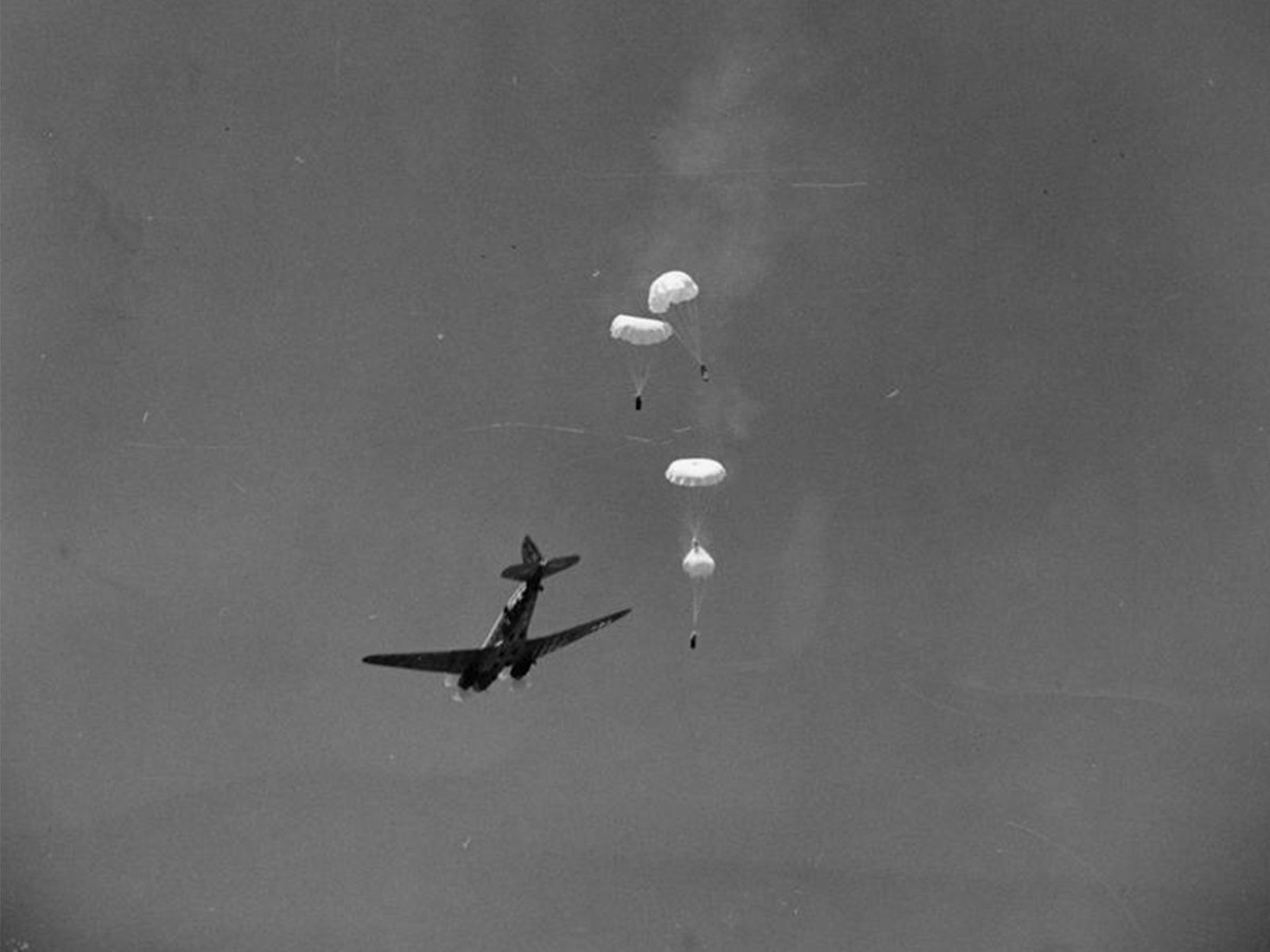 Britischer Materialabwurf mit einer Dakota C-47 für norditalienische Partisanen, Frühling 1945.
https://www.iwm.org.uk/collections/item/object/205216633