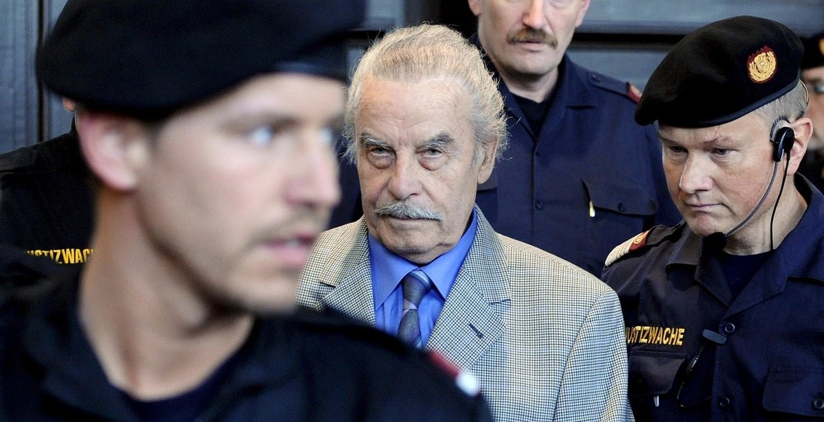 epa01670112 Defendant Josef F. during the fourth day of his trial for incest on 19 March 2009, at the provincial courthouse in St. Poelten. Josef F., the Austrian father on trial for imprisoning and r ...