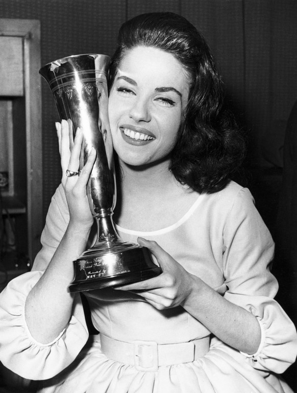 Die Saengerin Jacqueline Boyer gewinnt den Eurovision Song Contest in London fuer Frankreich mit dem Lied "Tom Pillibi", aufgenommen am 29. Maerz 1960. (KEYSTONE/Str)