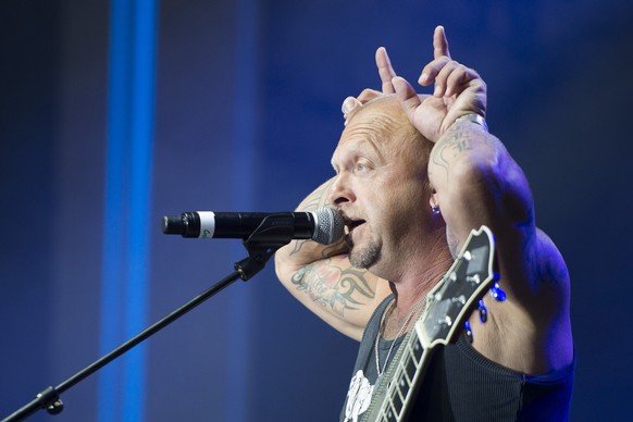 Der Berner Mundartrocker Goelae am Samstag, 21. Juni 2014, am Musikfestival &quot;Allmend Rockt&quot; in der Swisspor Arena in Luzern. (KEYSTONE/Sigi Tischler)