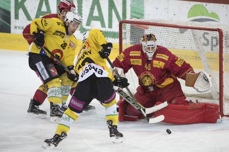 Tigers Goalie Damiano Ciaccio, rechts, kaempft um den Puck, gegen Berns Tristan Scherwey, und Berns Martin Pluess, rechts, waehrend dem Eishockey National League A Spiel, zwischen den SCL Tigers und d ...