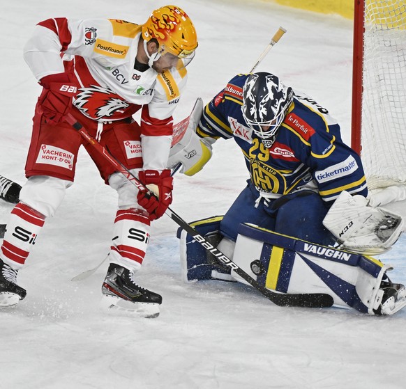 Der Lausannes PostFinance Top Scorer Mikka Salomaeki (FIN) versucht es alleine gegen den Davoser Torhueter Sandro Aeschlimann Eishockey Spiel der National League zwischen dem HC Davos und dem Lausanne ...