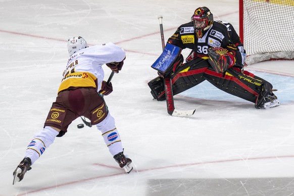 Berns Torhueter Adam Reideborn, rechts, ist geschlagen, Genfs Valtteri Filppula trifft mittels Penalty im Eishockey Spiel der National League zwischen dem SC Bern und Geneve -Servette HC, am Samstag,  ...