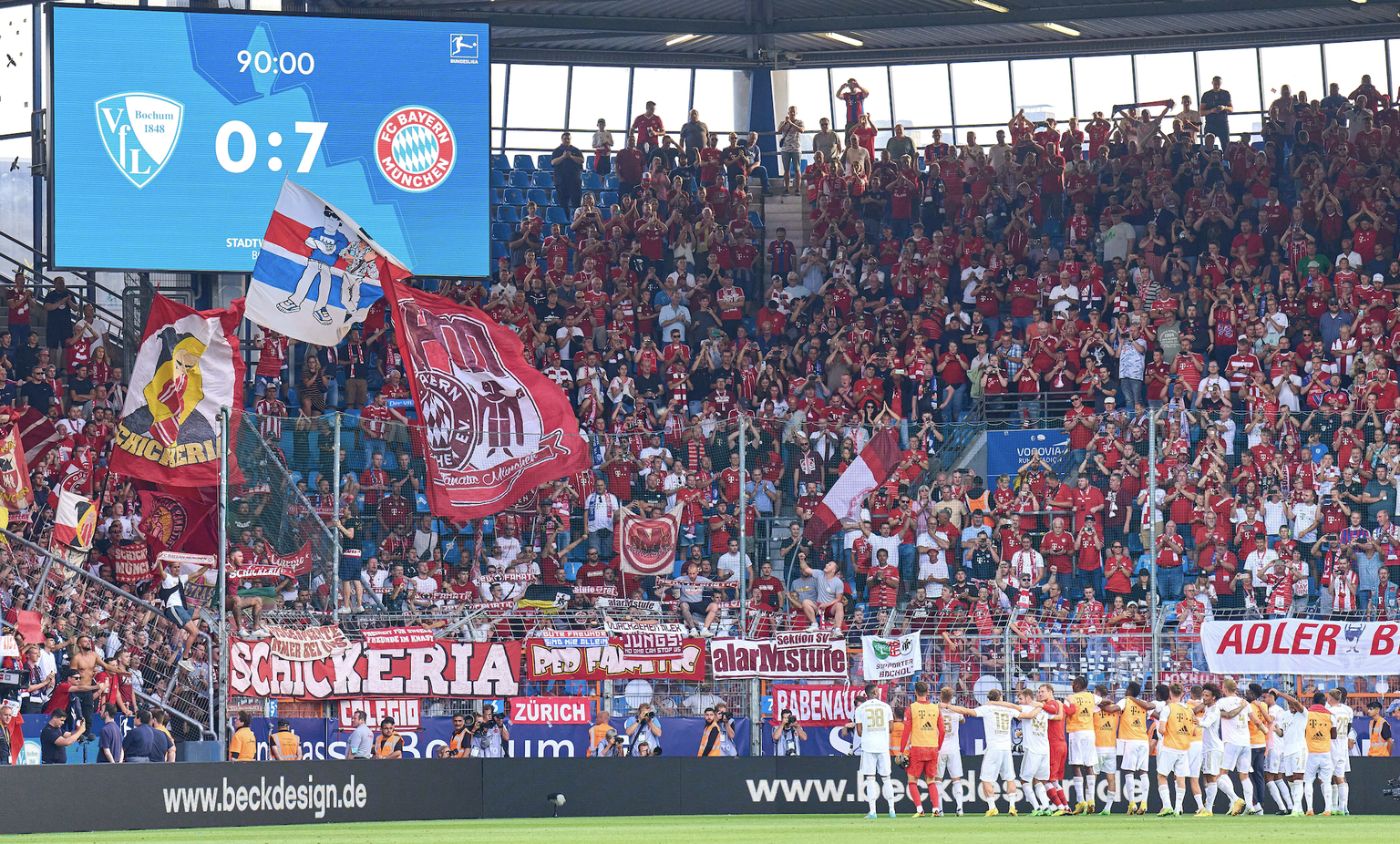 FCB team 0-7 celebration with FCB fans in the match VFL BOCHUM - FC BAYERN MÜNCHEN 0-7 1.German Football League on Aug 21, 2022 in Bochum, Germany. Season 2022/2023, matchday 3, 1.Bundesliga, FCB, Mün ...