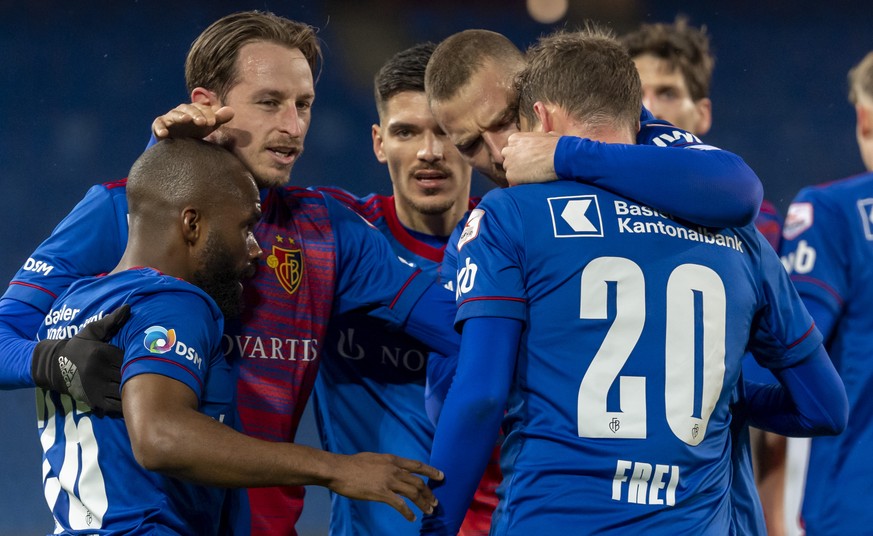 Die Basler jubeln nach ihrem 2:1 im Fussball Meisterschaftsspiel der Super League zwischen dem FC Basel und dem FC Luzern im Stadion St. Jakob-Park in Basel, am Samstag, 13. Maerz 2021. (KEYSTONE/Geor ...