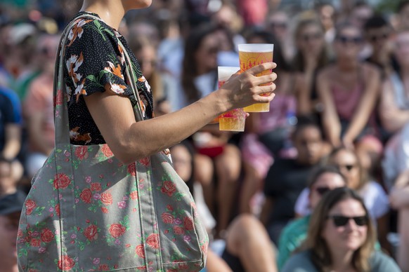 Une supportrice de foot porte des bieres, lors de la finale de la Coupe du monde feminine de football entre les USA et la Hollande, ce dimanche 7 juillet 2019 dans la fan zone specialement dediee a la ...