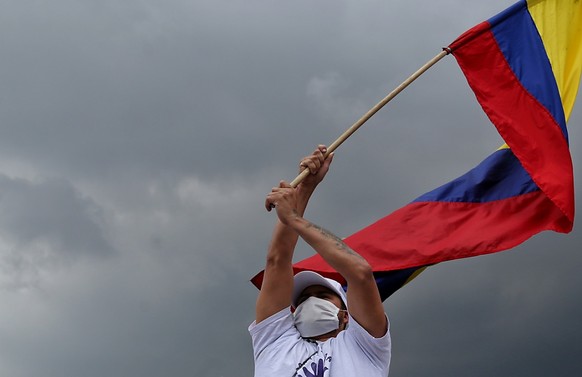 Ein Demonstrant schwenkt w