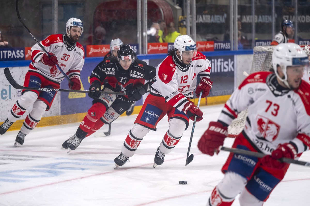 Andy Ritz (EHCV) mite dem Puck im ersten Spiel des Playoff-Finals der Eishockey Sky Swiss League zwischen dem EHC Basel und dem EHC Visp in der St. Jakob-Arena in Basel, am Sonntag, 16. Maerz 2025. (K ...