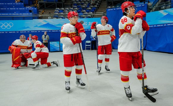 epa09744394 Team China reacts after their loss to the USA at the Men&#039;s Ice Hockey preliminary round match between USA and China at the Beijing 2022 Olympic Games, Beijing, China, 10 February 2022 ...