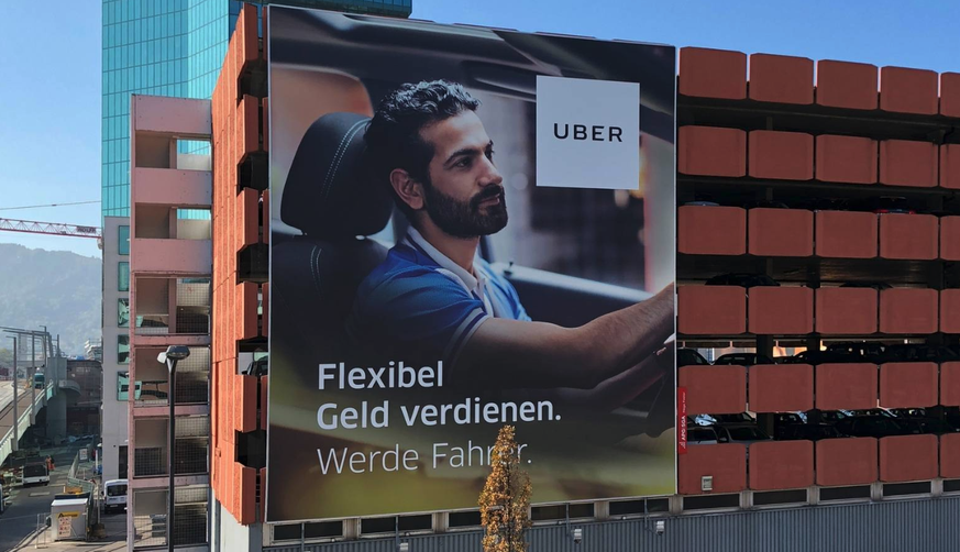 Riesenplakat beim Bahnhof Zürich Hardbrücke: Mit der Werbeoffensive will Uber professionelle Fahrer gewinnen.