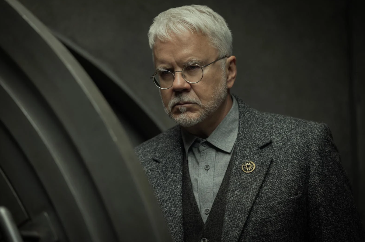 Tim Robbins dans la série Silo.