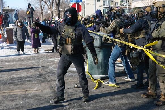 epa12678469 Protesters confront federal officers following a fatal shooting in Minneapolis, Minnesota, USA, 24 January 2026. Tensions rose in the city after federal agents fatally shot a 37-year-old r ...