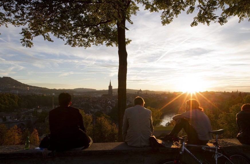 Junge Leute geniessen die letzten Sonnenstrahlen eines warmen Herbsttages beim Rosengarten ueber der Altstadt von Bern, am Samstag, 2. Oktober 2010. (KEYSTONE/Peter Klaunzer)