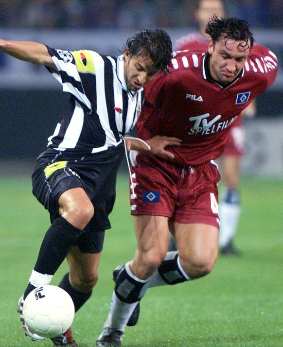 Alessandro del Piero of Juventus Turin, left, tackles for the ball with Ingo Hertzsch of Hamburger SV during the group E Champions League 1st leg soccer match Hamburger SV vs. Juventus Turin in Hambur ...