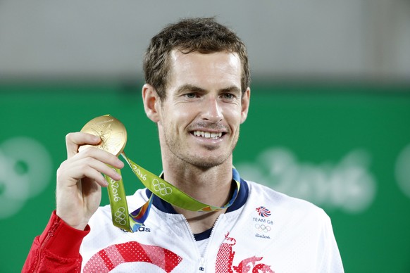 epa05485715 Gold medal winner Andy Murray of Great Britain celebrates after the awarding ceremony of men&#039;s singles gold medal match of the Rio 2016 Olympic Games Tennis events at the Olympic Tenn ...