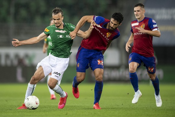 St. Gallens Jeremy Guillemenot, links, im Spiel gegen Basels Eray Coemert, rechts, im Fussball Meisterschaftsspiel der Super League zwischen dem FC St. Gallen und dem FC Basel, am Mittwoch, 22. Juli 2 ...