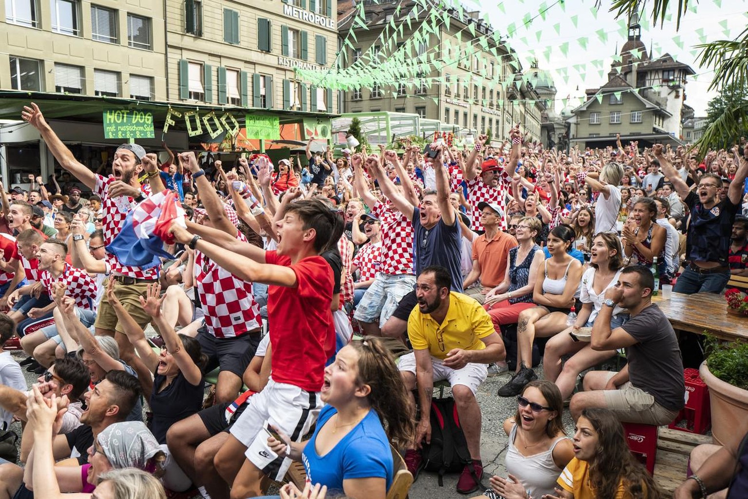 Solche Szenen wird man heuer nicht sehen: Kroatische Fans jubeln an der WM 2018 beim Public Viewing dichtgedrängt in Bern.