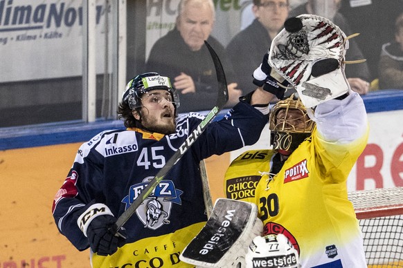 Zugs Dennis Everberg, links, im Spiel gegen Berns Torhueter Genoni, rechts, im zweiten Eishockey Playoff-Finalspiel der National League zwischen dem EV Zug und dem SC Bern, am Samstag, 13. April 2019, ...