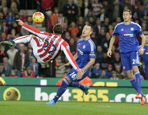 epa05015888 Stoke&#039;s Xherdan Shaqiri (L) in action during the English Premier League soccer match between Stoke City and Chelsea at the Britannia stadium in Stoke, Britain, 07 November 2015. EPA/P ...