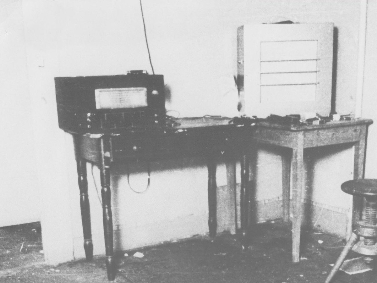 Das Ende einer Spionagekarriere. Polizeifoto aus Genf. Von hier aus funkte Edmond Hamel nach Moskau.
http://onlinearchives.ethz.ch/md/52f507f2859e4f66abebcfe12705d183