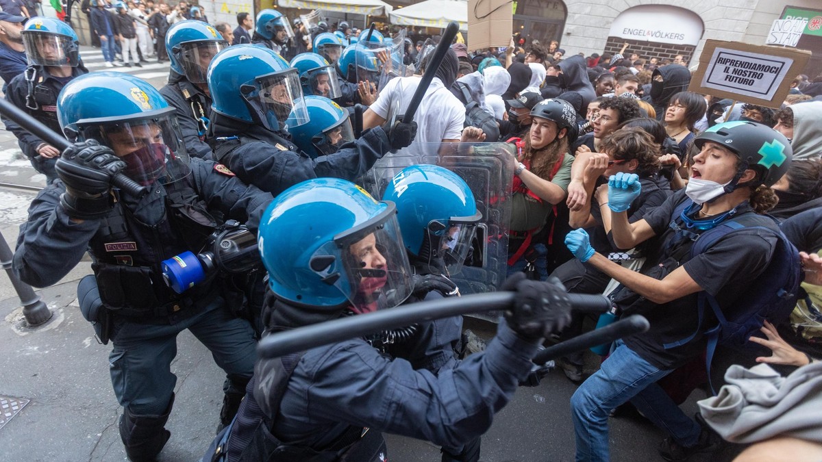 Police confront "Italia in Piazza" protesters in Milan, Italy, on Saturday, Oct. 17, 2026. (Stefano Porta/LaPresse via AP) === ITALY OUT; MANDATORY CREDIT ===