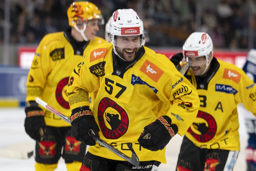 Die Berner jubelt mit dem Torschuetzen Davyd Barandun (SCB), vorne, nach dem Tor zum 2:3 bei dem Spiel der Eishockey National League zwischen den ZSC Lions und dem SC Bern am Dienstag, 15. September 2 ...