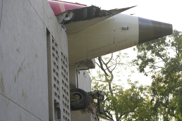 &lt;p&gt;In der Millionenstadt Ahmedabad im indischen Bundesstaat Gujarat ist am Donnerstag ein Flugzeug kurz nach dem Start abgestürzt.&lt;/p&gt;